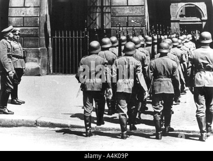 Changement de la garde à l'administration centrale à Paris, juin 1940. Artiste : Inconnu Banque D'Images