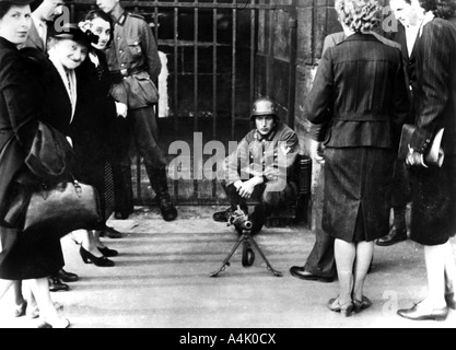 Les civils en face d'un poste de garde allemand avec une mitrailleuse, Paris, juin 1940. Artiste : Inconnu Banque D'Images