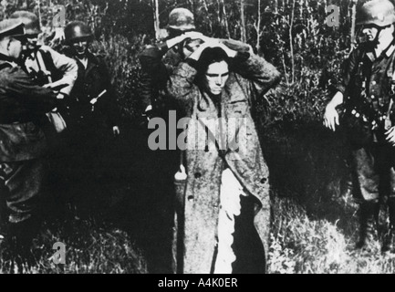 Soldats allemands avec les prisonniers russes, Russie, 1941. Artiste : Inconnu Banque D'Images