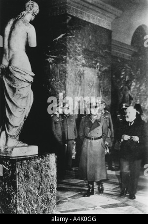 L'allemand, le maréchal von Rundstedt visite le Louvre, Paris, octobre 1940. Artiste : Inconnu Banque D'Images