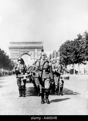 Parade militaire allemand sur les Champs Elysées pendant l'occupation, Paris, 1940-1944. Artiste : Inconnu Banque D'Images