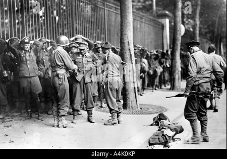 Prisonniers allemands capturés lors de la libération de Paris, août 1944. Artiste : Inconnu Banque D'Images