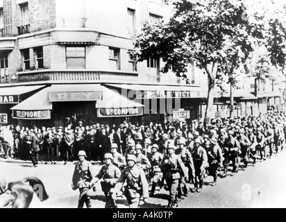 Arrivée des premiers soldats allemands à Paris, juin 1940. Artiste : Inconnu Banque D'Images