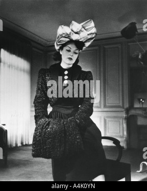 Nina Ricci tenue portée par le mannequin de Gabrielle, France, janvier 1943. Artiste : Inconnu Banque D'Images