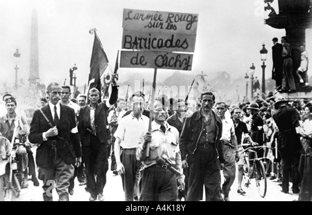 Les membres de la résistance marche sur la Place de la Concorde, de la libération de Paris, août 1944. Artiste : Inconnu Banque D'Images