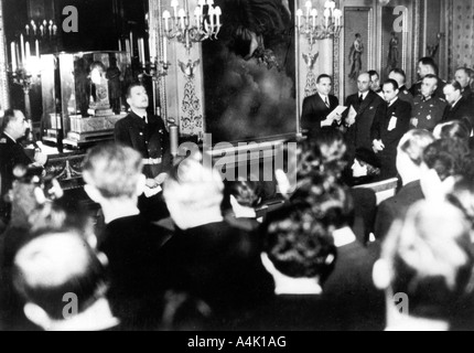 Otto Abetz, ambassadeur allemand en France, la tenue d'une conférence de presse, Paris, le 15 décembre 1940. Artiste : Inconnu Banque D'Images