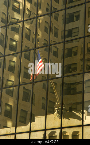 Le drapeau américain reflète dans un appartement près de la fenêtre bloc Chrysler Building à New York Banque D'Images