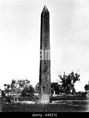 Obélisque d'Héliopolis, en Egypte, en 1878. Artiste : Félix Bonfils Banque D'Images