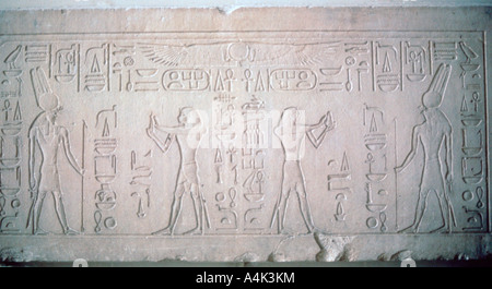 Linteau de Sésostris III représentant le pharaon en faisant des offrandes au dieu Montu, 12ème dynastie. Artiste : Inconnu Banque D'Images