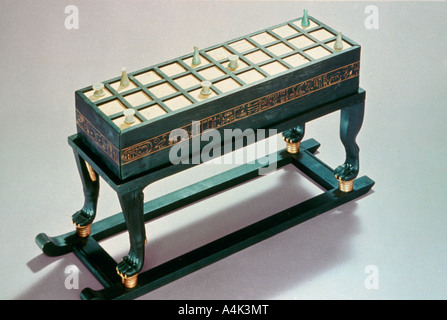 Senet gaming board, de la tombe de Toutankhamon, 18ème dynastie. Artiste : Inconnu Banque D'Images