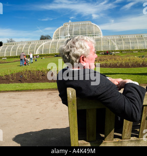 Temps de loisirs retraite à Kew Gardens par le grand Palm House conservatory Banque D'Images