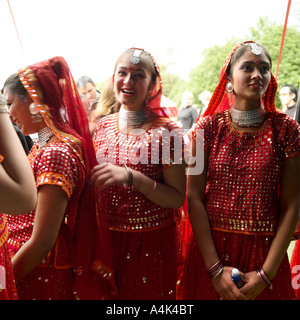 Mela 2006 Londres danseurs attente pour effectuer Banque D'Images