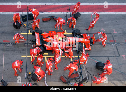 L'équipe Ferrari pendant un arrêt au stand pour Felipe Massa BRA dans sa Ferrari F2007 sur la piste sur le circuit de Catalunya près de Barcelone Banque D'Images