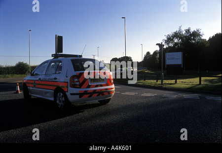 Au cours de l'aéroport à l'extérieur du bloc de la route d'alerte de sécurité Banque D'Images