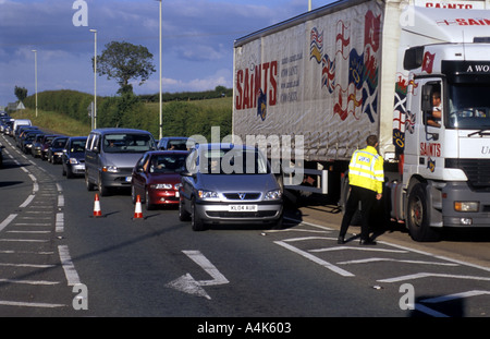 Au cours de l'aéroport à l'extérieur du bloc de la route d'alerte de sécurité Banque D'Images