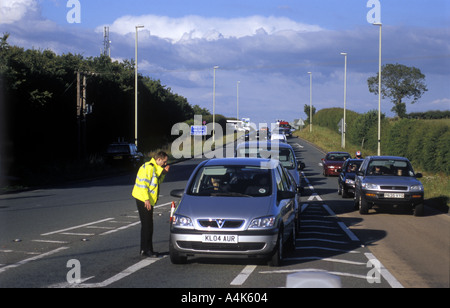 Au cours de l'aéroport à l'extérieur du bloc de la route d'alerte de sécurité Banque D'Images