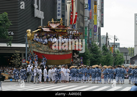 Un flotteur en forme de bateau est tiré pendant la parade principale au festival de Gion Matsuri à Kyoto Japon Asie Banque D'Images