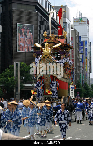 Un bateau en bois décoratives colorées flottant en forme de parades dans le célèbre festival de Gion Matsuri à Kyoto Japon Asie Banque D'Images