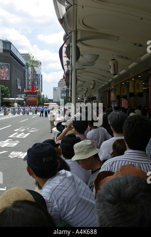 Des foules de touristes faire pression pour une meilleure vue sur le célèbre festival de Gion Matsuri à Kyoto Japon Asie Banque D'Images