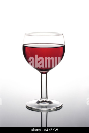 Un verre de vin rouge isolé sur fond blanc avec la réflexion Banque D'Images