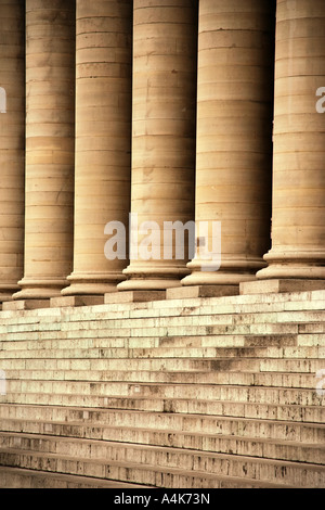 Les escaliers et les colonnes du Palais Brongniart (Bourse de Paris) - Paris, France Banque D'Images