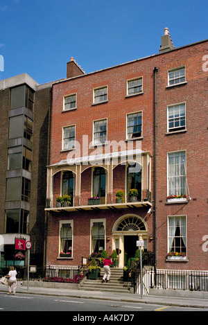 Une grande demeure de style Géorgien sur St Stephens Green avec des embellissements de la ferronnerie ouvragée est maintenant un restaurant gastronomique chic Banque D'Images
