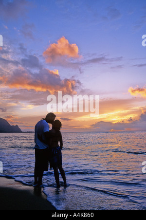 Deux baisers au coucher du soleil sur Kauai Beach Banque D'Images