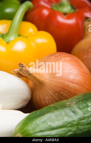 Vue rapprochée d'un oignon frais parmi d'autres légumes (shallow DOF) Banque D'Images