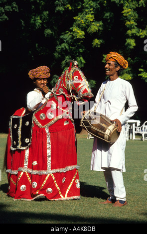 Hobby horse indien et le batteur de l'hôtel accueille les clients dans le cadre de l'unité Tourisme Banque D'Images