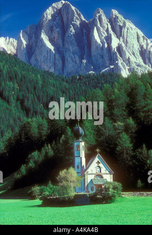 Chapelle dans village alpin de Funes Italie dans les Dolomites Banque D'Images