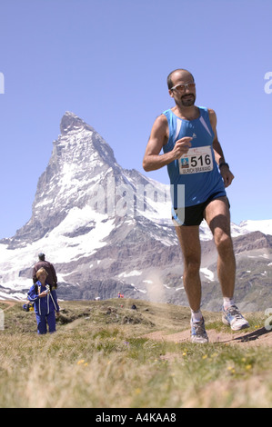 Coureurs dans le Zermatt Marathon en face du Cervin Suisse Banque D'Images