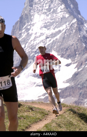 Coureurs dans le Zermatt Marathon en face du Cervin Banque D'Images