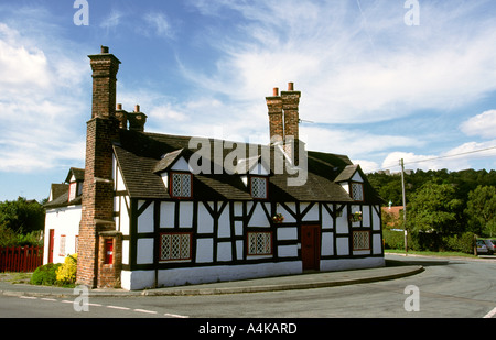 Peckforton Castle et Cheshire Village Banque D'Images