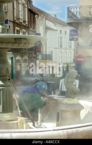 La fontaine de nettoyage à Nontron, France Banque D'Images