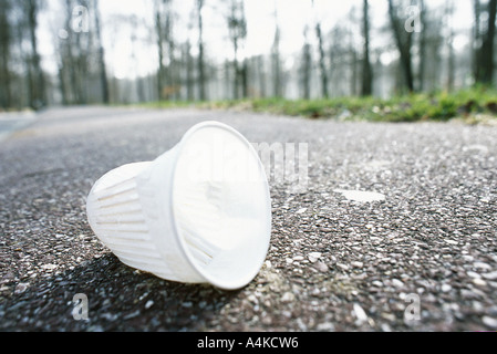 Tasse en plastique sur la route Banque D'Images