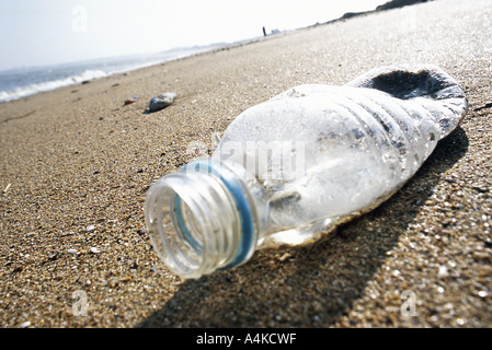 Bouteille en plastique sur la plage Banque D'Images