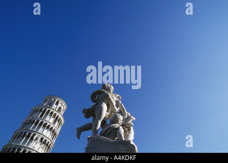 L'Italie, Pise, Tour penchée et statue Banque D'Images