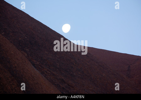 Uluru, aussi connu sous le nom de Ayers Rock Australie Territoire du Nord Banque D'Images