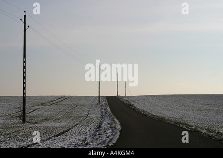 Chemin rural en paysage de neige sur les champs Banque D'Images