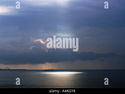 Sunbeam brille sur mer Banque D'Images