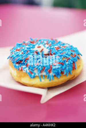 Donut avec sprinkles Banque D'Images