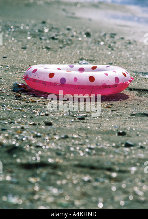 Anneau gonflable sur la plage Banque D'Images