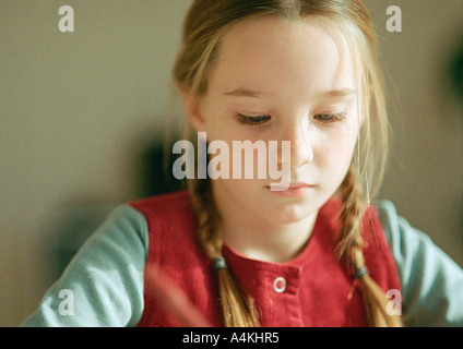 Girl looking down, close-up, portrait Banque D'Images