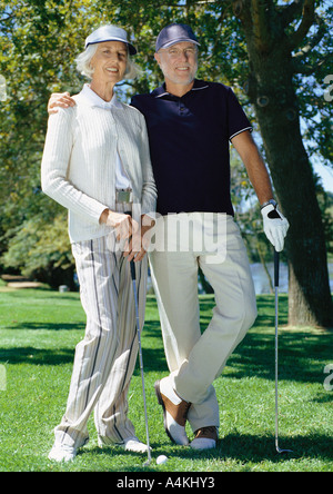 Mature couple playing golf Banque D'Images