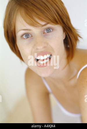 Jeune femme avec la bouche ouverte Banque D'Images