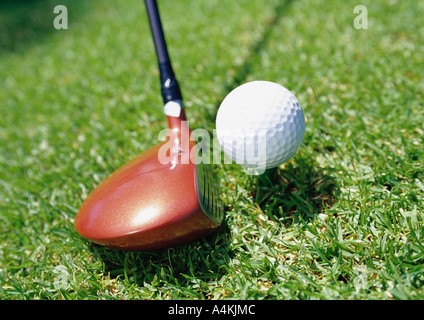 Club de Golf et balle de golf, close-up Banque D'Images