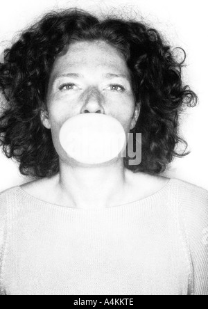 Woman blowing bubble gum avec, portrait Banque D'Images