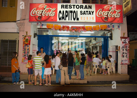 Les clients font la queue devant un restaurant populaire satay celup à Malacca Banque D'Images