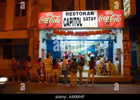 Les clients font la queue devant un restaurant populaire satay celup à Malacca Banque D'Images