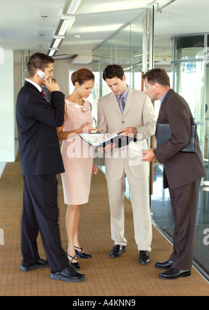 Quatre personnes debout dans le couloir Banque D'Images